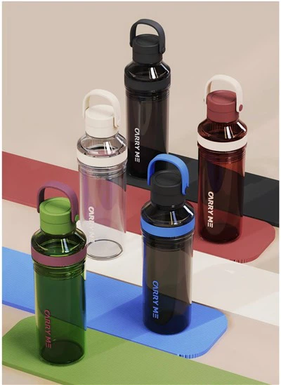 शीर्ष पानी की बोतल को भूसे से पेंच करें